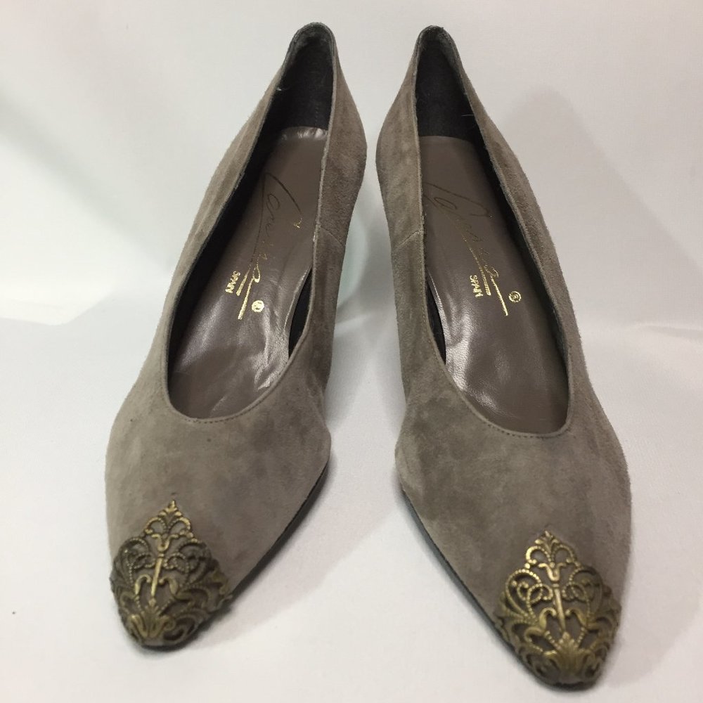 Vintage 80s Caressa - Pointy Heels w/Brass Filigree tips & heels. Beige, 8M